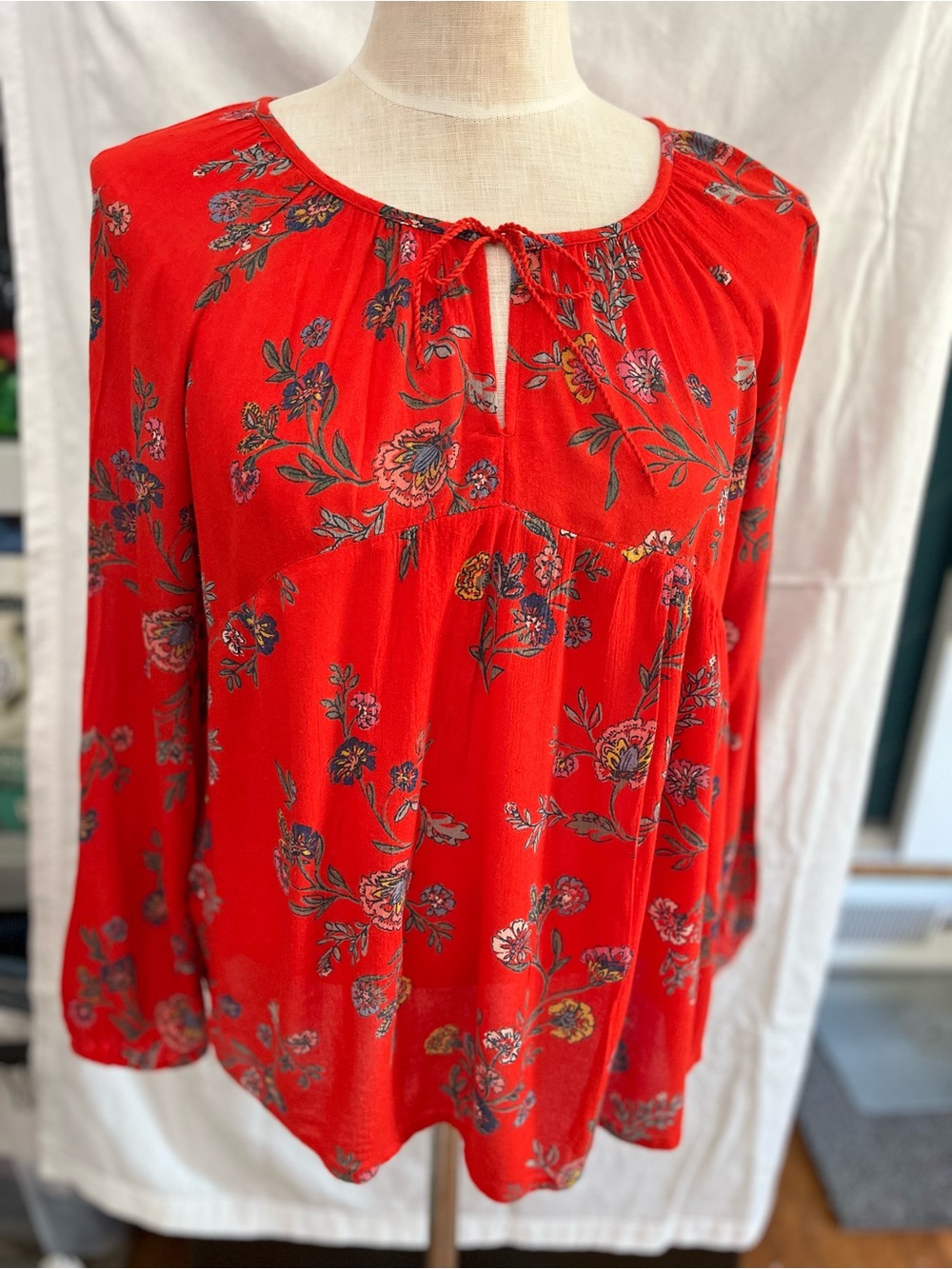 Old Navy Red Floral Tie-Neck Peasant Blouse size M 100% Rayon